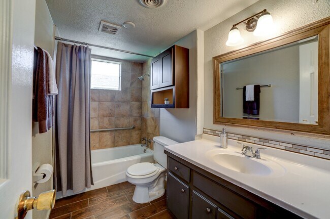 Building Photo - 2 Bed 1 Bath Duplex - Remodeled!