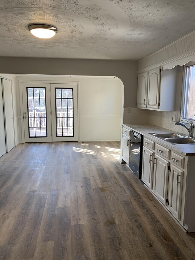 Building Photo - 1401-1/2 Sandhill Rd