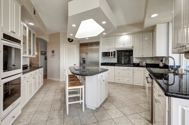 Foto del edificio - Luxurious home available immediately.