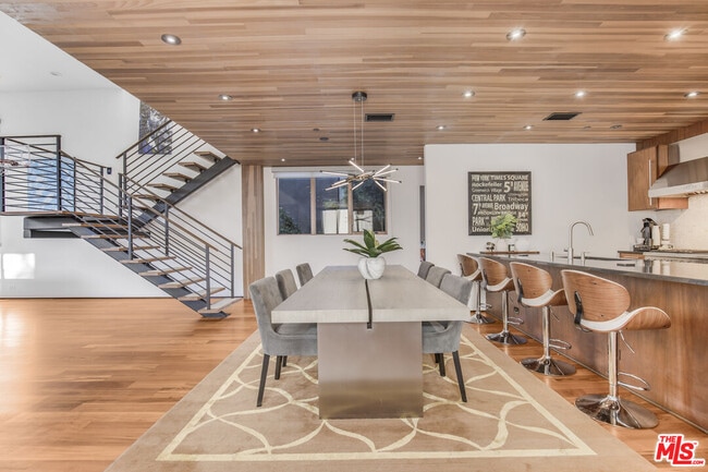 Foto del edificio - 661 Broadway St