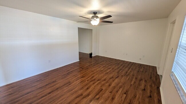 Foto del edificio - 700 E Airport Blvd