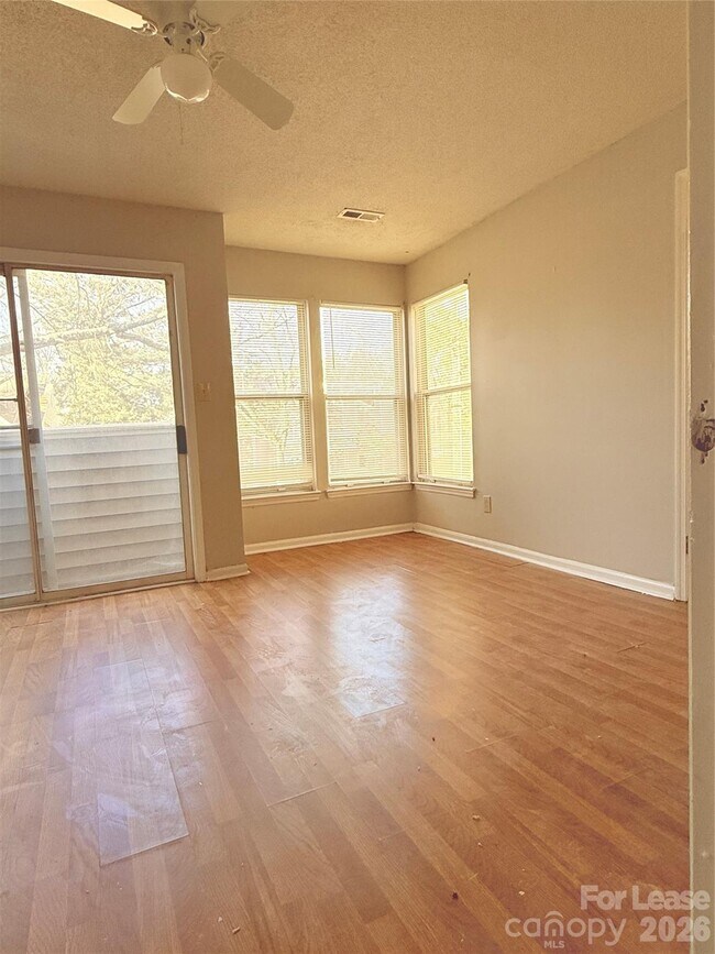 Foto del edificio - 9627 Vinca Cir