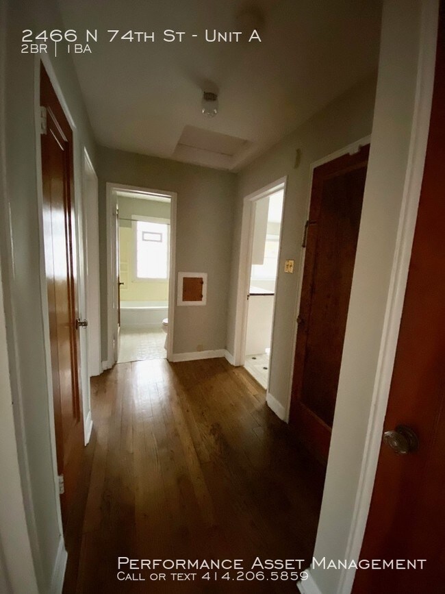 Building Photo - Beautiful Tosa 2BD Upper