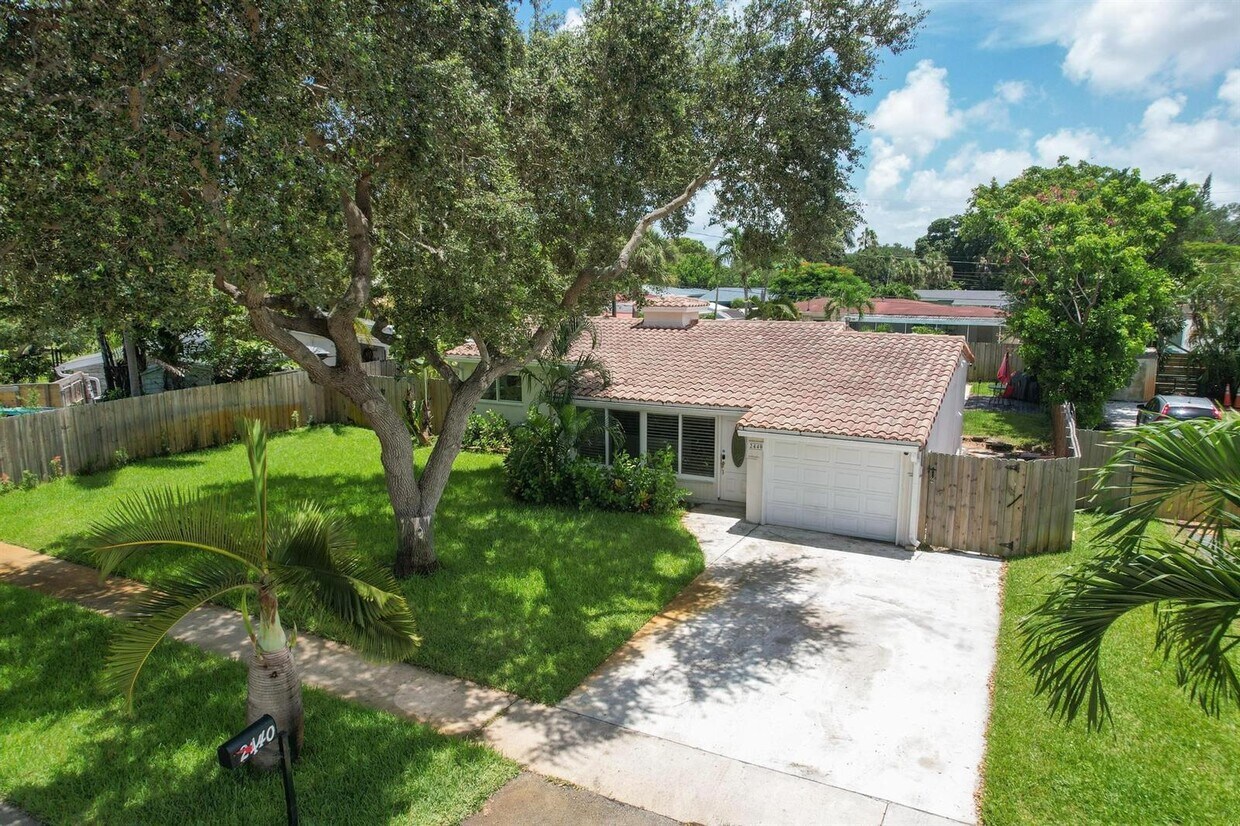 Primary Photo - 2440 SW 16th St