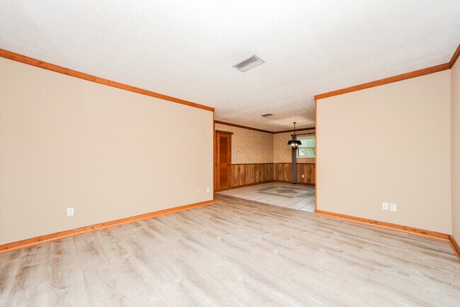 Foto del edificio - 3-Bedroom Home with Two-Car Garage