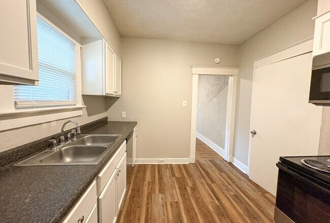 Foto del edificio - 3488 Powell Ave
