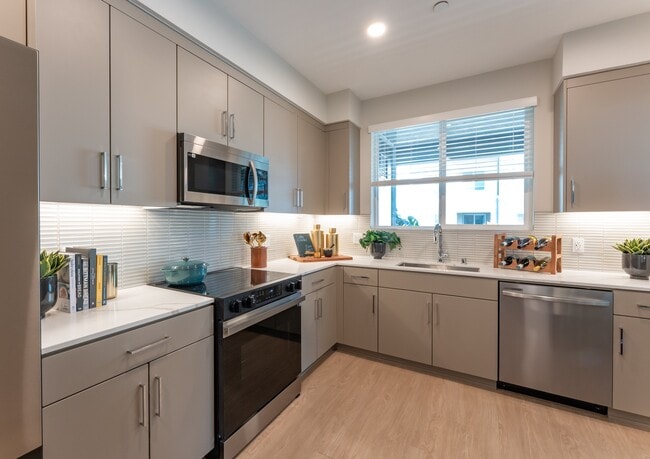 Cocina y sala de estar con decoración - Marlowe Palomar Heights