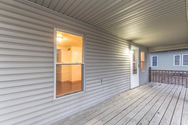 Foto del edificio - 2 Bedroom 1 Bath Home - Big 2 Stall Detached Garage