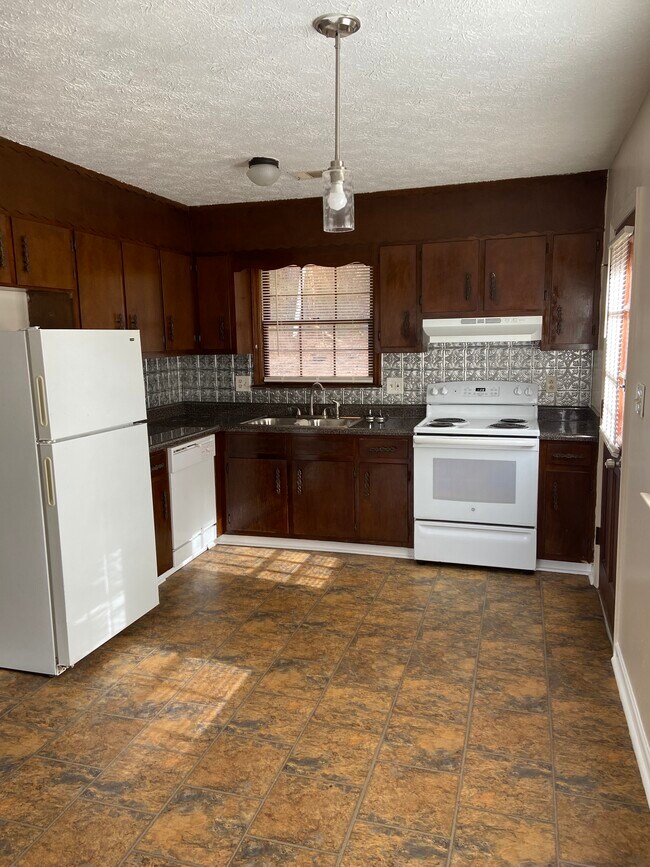 KITCHEN - 595 Chulio Rd SE
