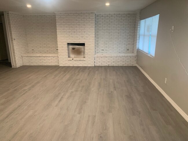 Building Photo - 200 E Oak St