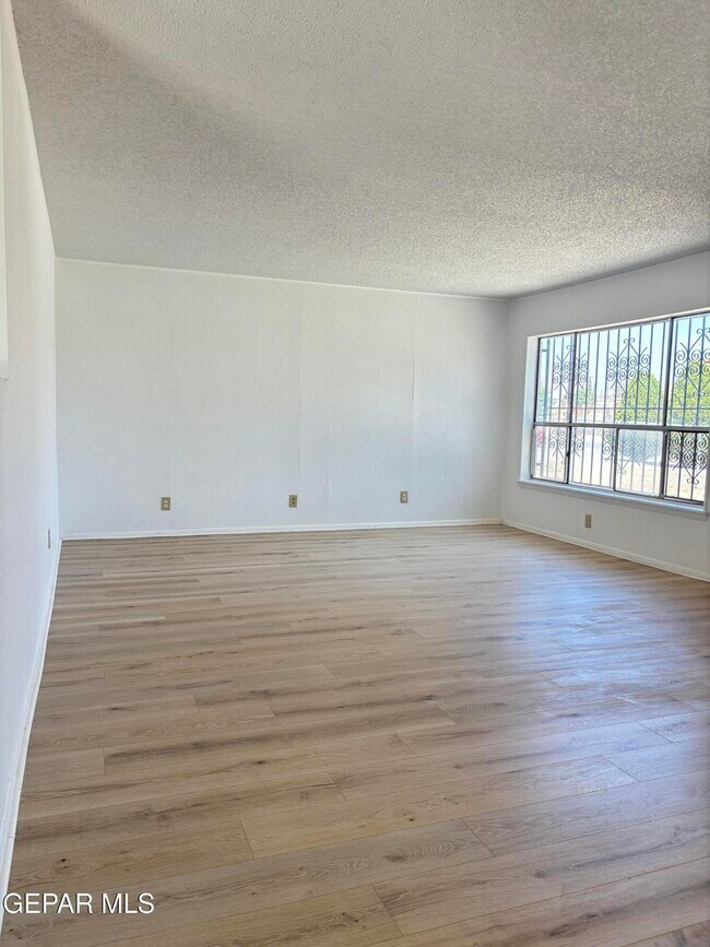 Foto del edificio - 5808 Dearborne Dr