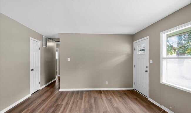 Building Photo - E 47th St