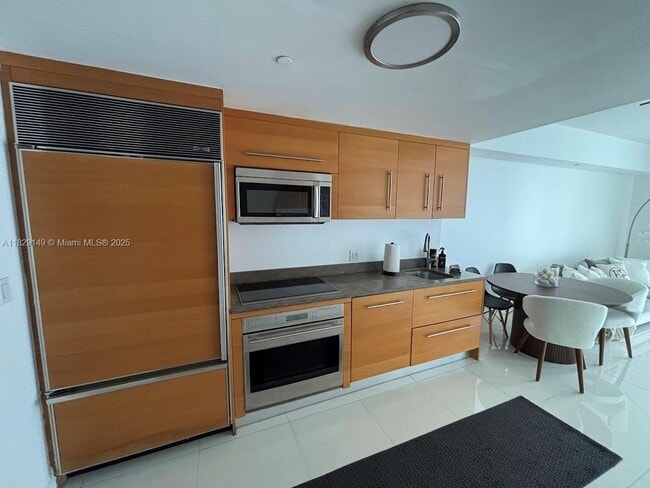 Building Photo - 465 Brickell Ave