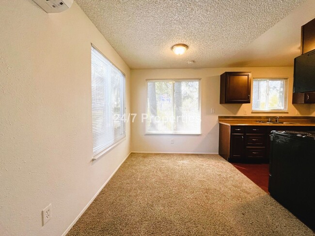 Building Photo - 2 BD 1 BA home in SE Portland! NEW Carpet