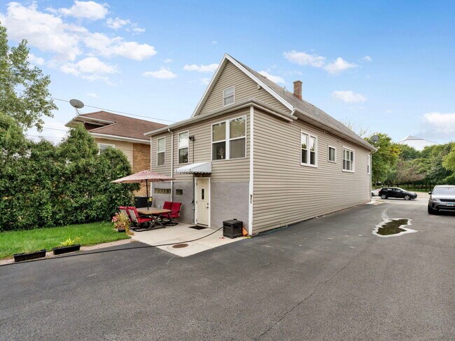 Building Photo - 4337 N Narragansett Ave