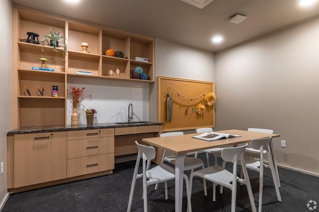 Foto del edificio - 596 W 9th St