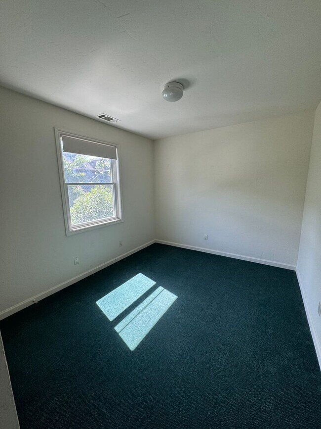 Foto del edificio - COMING SOON-Spacious 5bdr/3bath units available for a lease ending May 30. Building is located at...