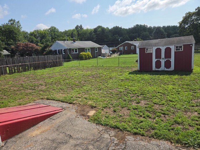 Building Photo - 3 Bedroom Single Family Home