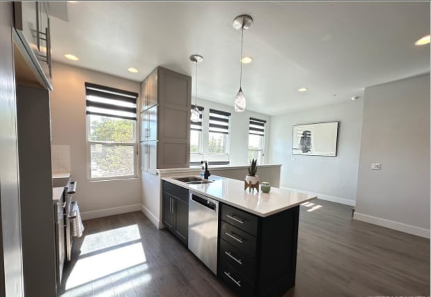 Building Photo - 1514 W River St