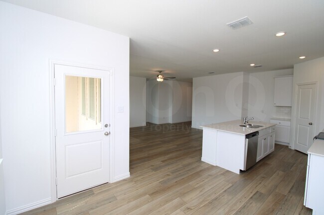 Foto del edificio - 5120 Greywing Dr