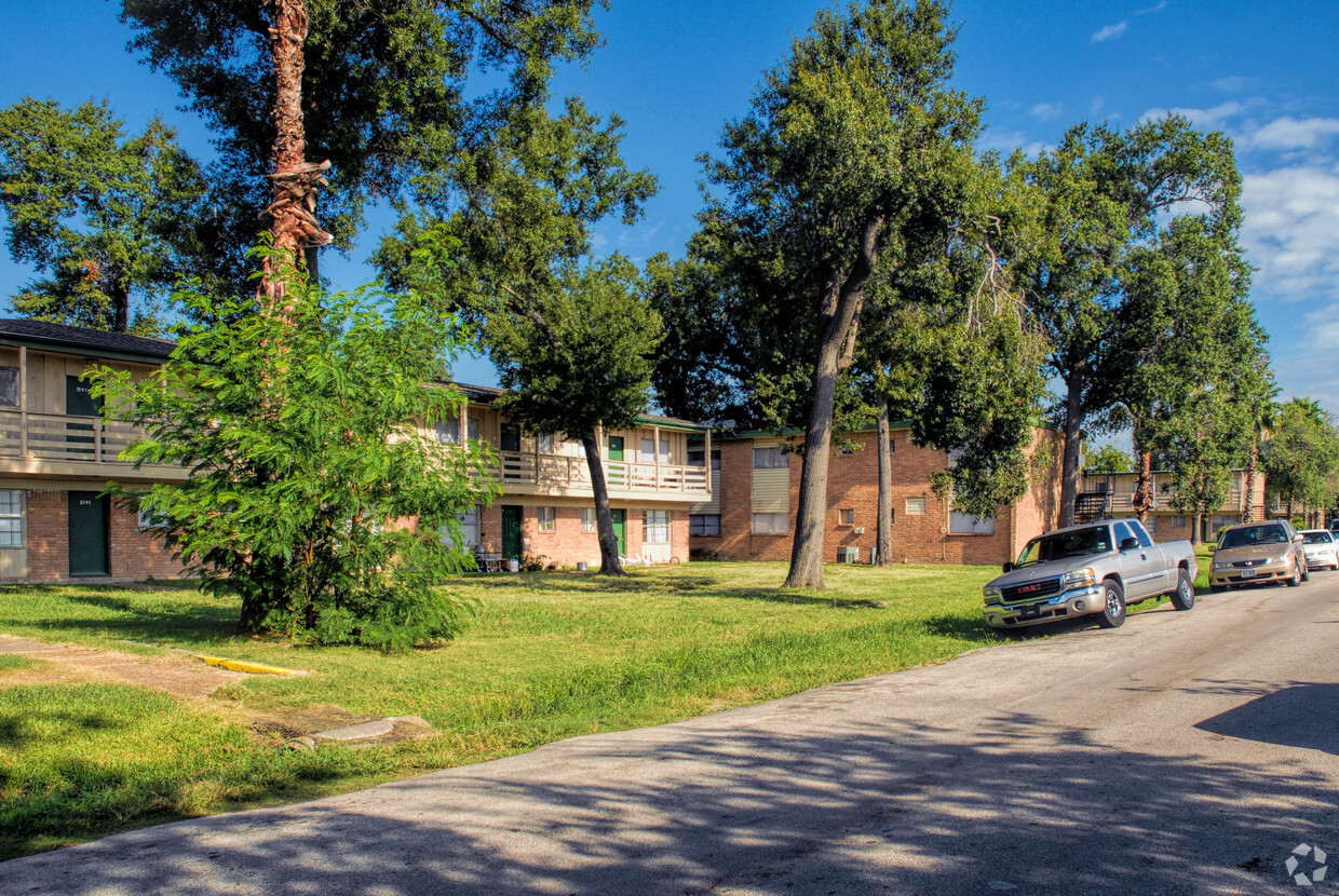 Building Photo - Nine Oaks