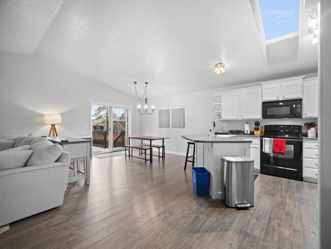 Building Photo - Bright & Comfortable 3 Bedroom Home