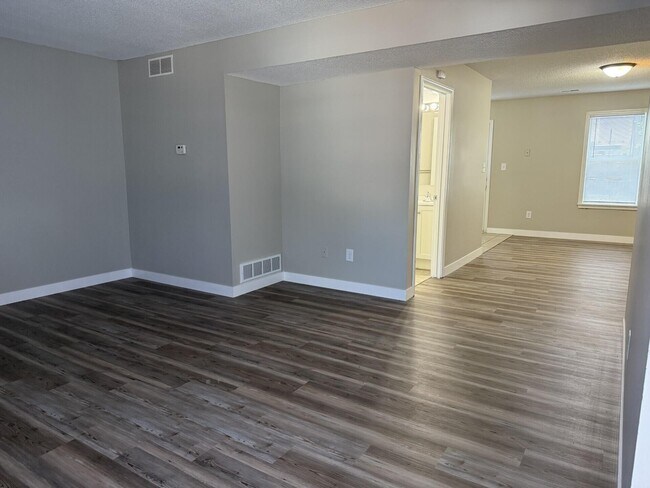 Foto del edificio - 2204 Live Oak Ln