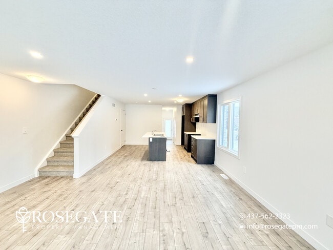 Photo du bâtiment - Pet-Friendly 4-Bedroom Detached Home with Garage & Backyard in Cambridge