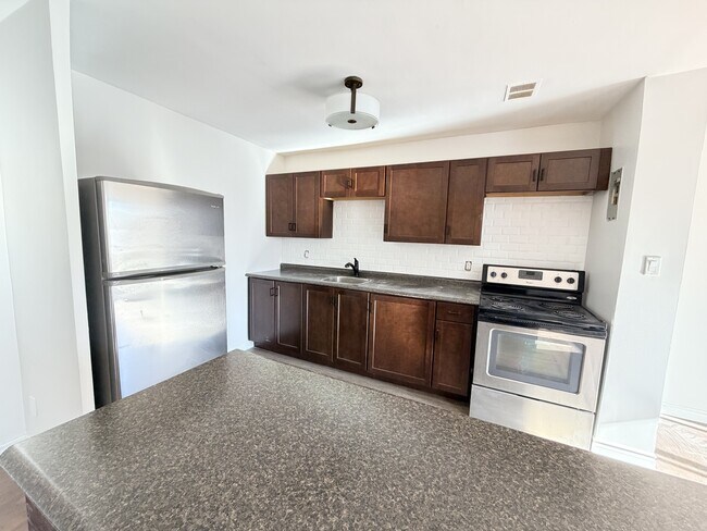 Building Photo - 20 Bradmon Dr