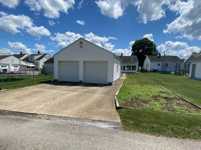 Building Photo - 2 bedroom and 2 bath house for rent