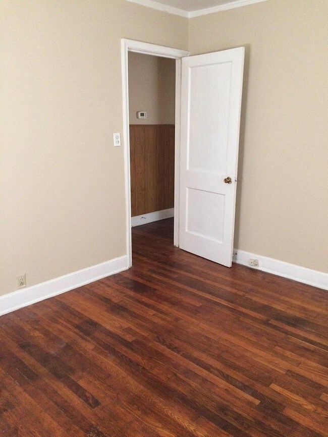 Building Photo - 2 Bedroom 1 Bath!
