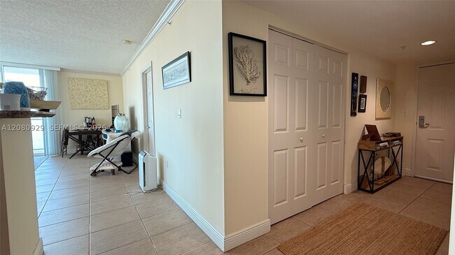 Building Photo - 1155 Brickell Bay Dr