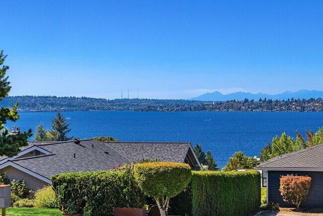 Foto del edificio - Charming 4-Bed / 3-Bath Home in Lake View Neighborhood with Stunning Water and Skyline Views!