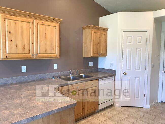 Building Photo - 3 Bed / 2 Bath Townhome w/ 2 Car Garage  -...