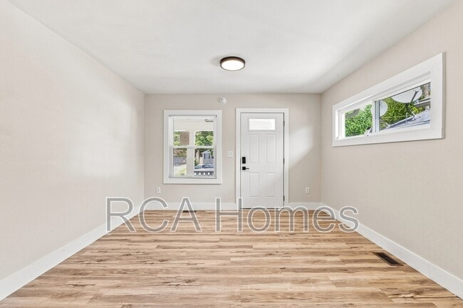 Building Photo - 1547 E Legrande Ave