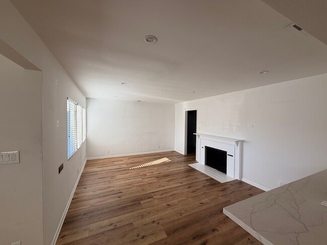 Foto del edificio - 5840 Allott Ave