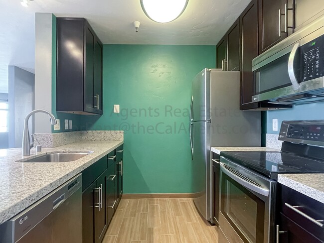 Foto del edificio - 6400 Christie Ave