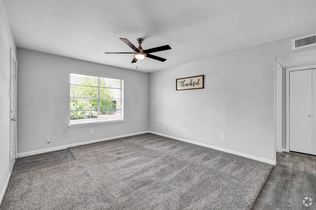 2BR, 2BA - 897SF - Living Room - Preserve at Westchase