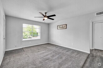 2BR, 2BA - 897SF - Living Room - Preserve at Westchase