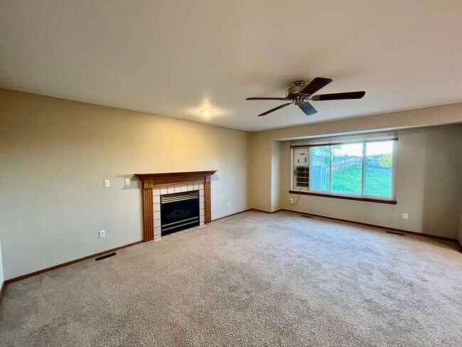 Building Photo - Fantastic 4 Bedroom Nestled in the heart o...