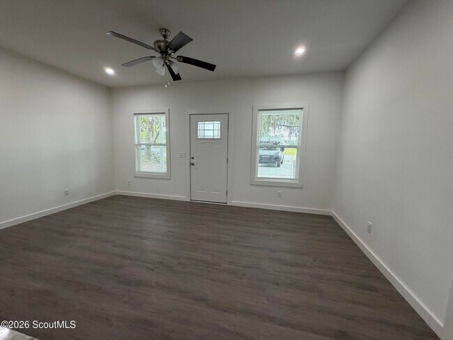 Foto del edificio - 656 Ridge Rd