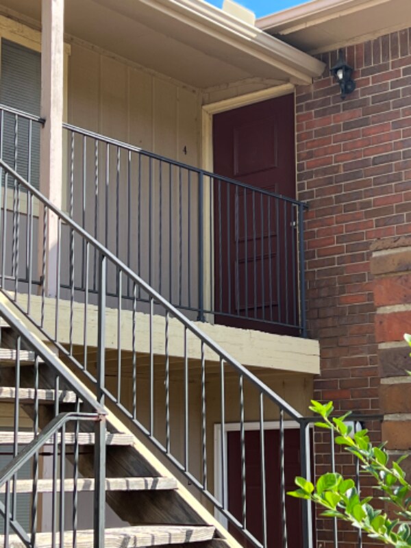 Primary Photo - 616 S Mt Carmel St