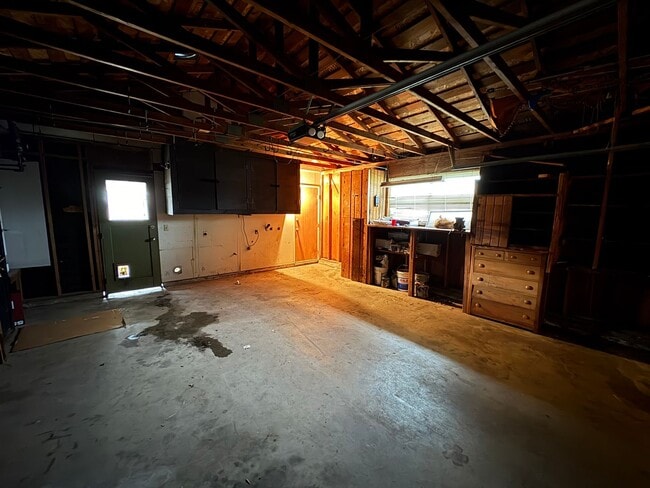 Building Photo - SW Visalia Home Available Now!