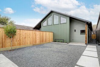 Building Photo - 1717 Airline Dr