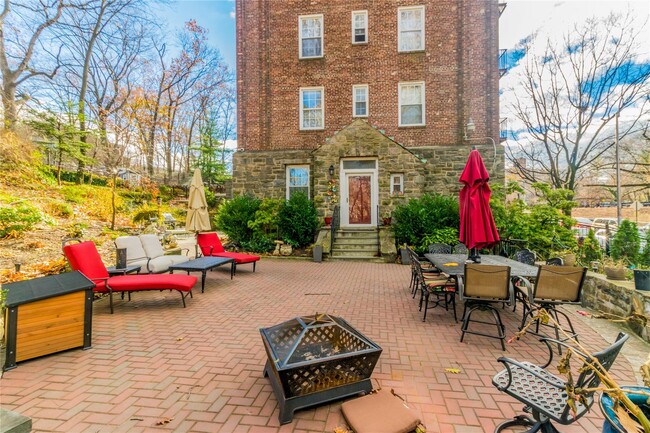 Foto del edificio - 4513 Manhattan College Pkwy