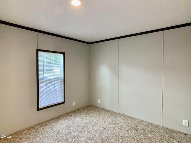 Building Photo - 553 Country Ln