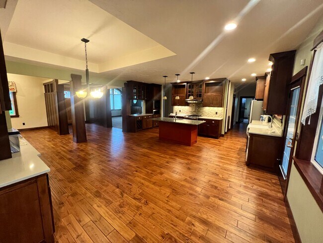 Building Photo - Magnificent custom Craftsman Style home.