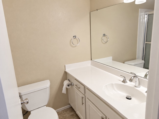 Building Photo - Coming Soon A Beautiful 2 + 1 Townhouse Saugus
