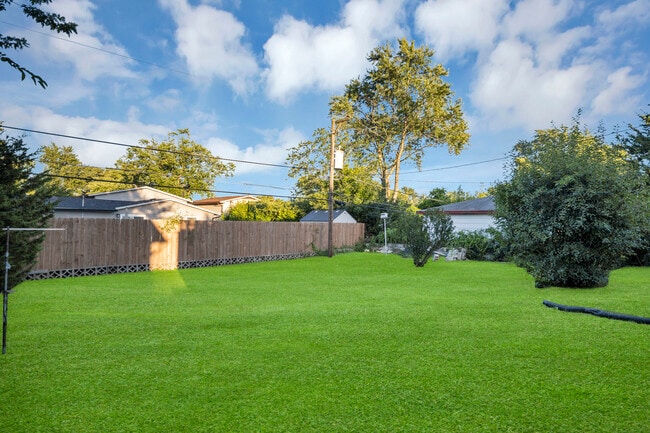Foto del edificio - 7031 Glenwood Ln