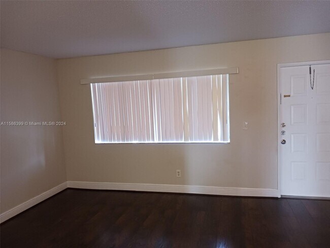 Building Photo - 1534 Meadows Cir W
